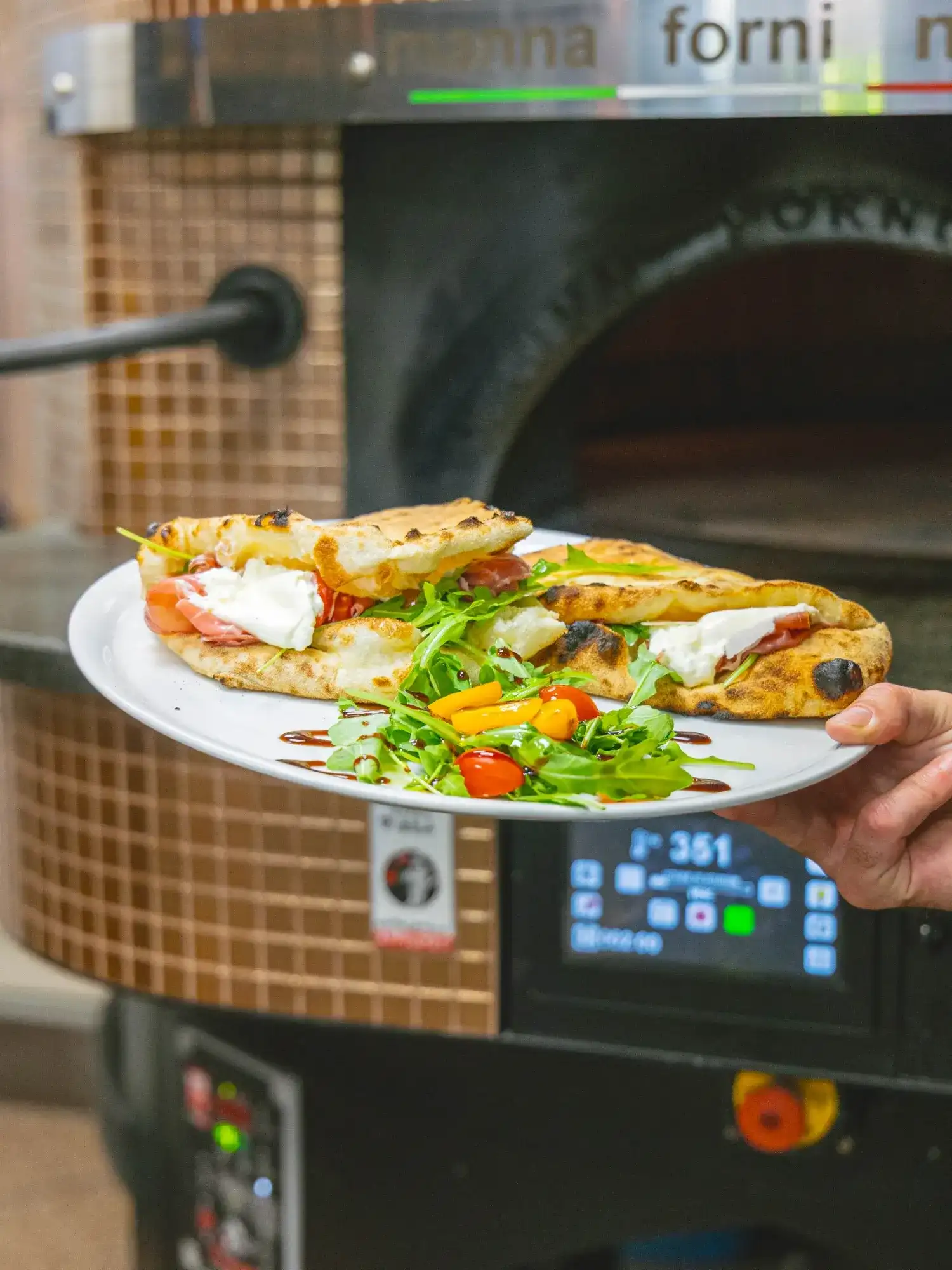 Assiette servie devant le four à bois